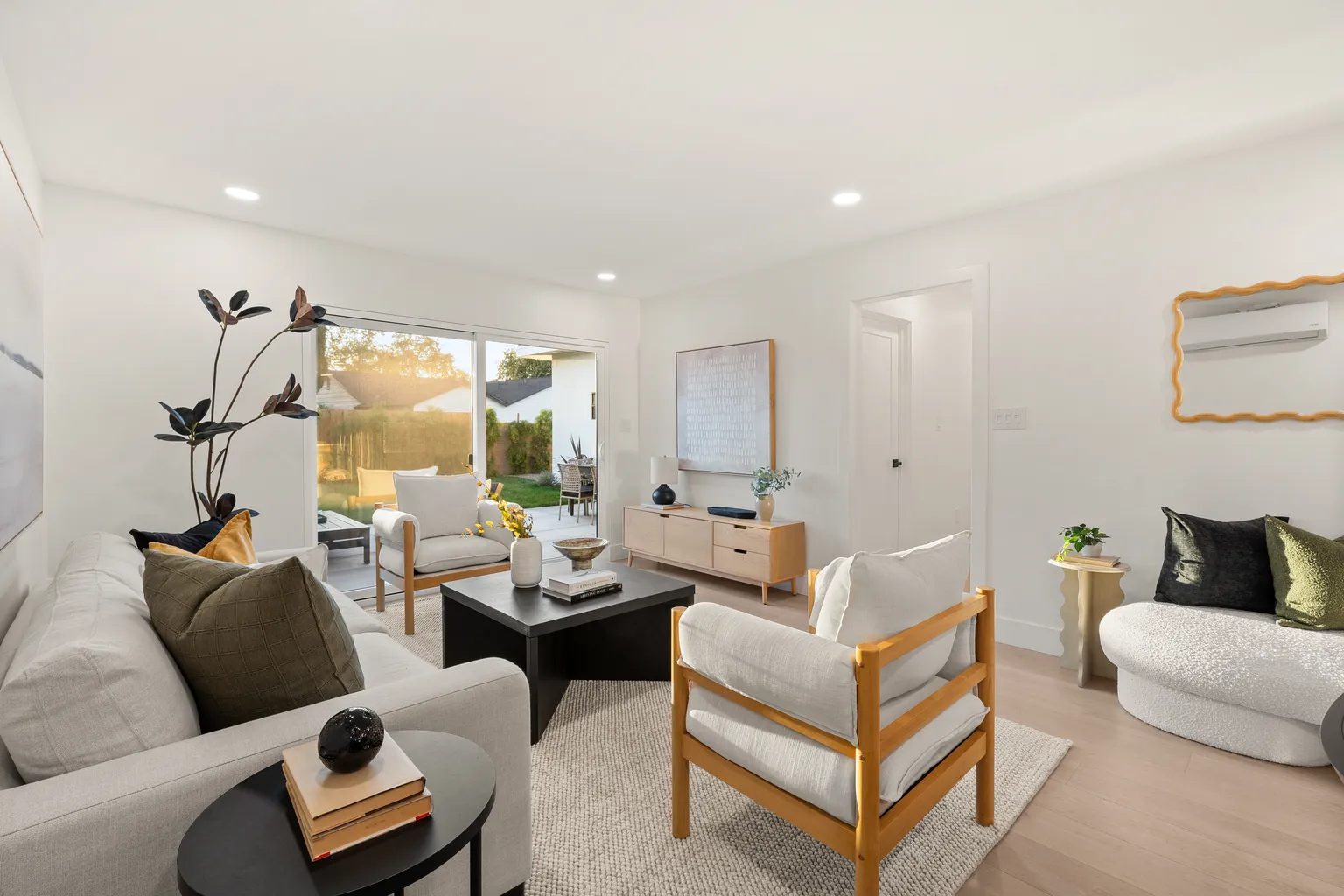 Nhà bán 4 phòng ngủ tại Long Beach, CA - $995,000 - ảnh 2
