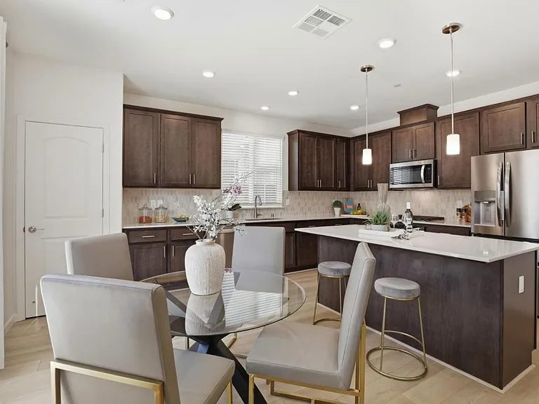 Nhà bán 4 phòng ngủ tại Gilroy, CA - $1,074,000 - ảnh 7
