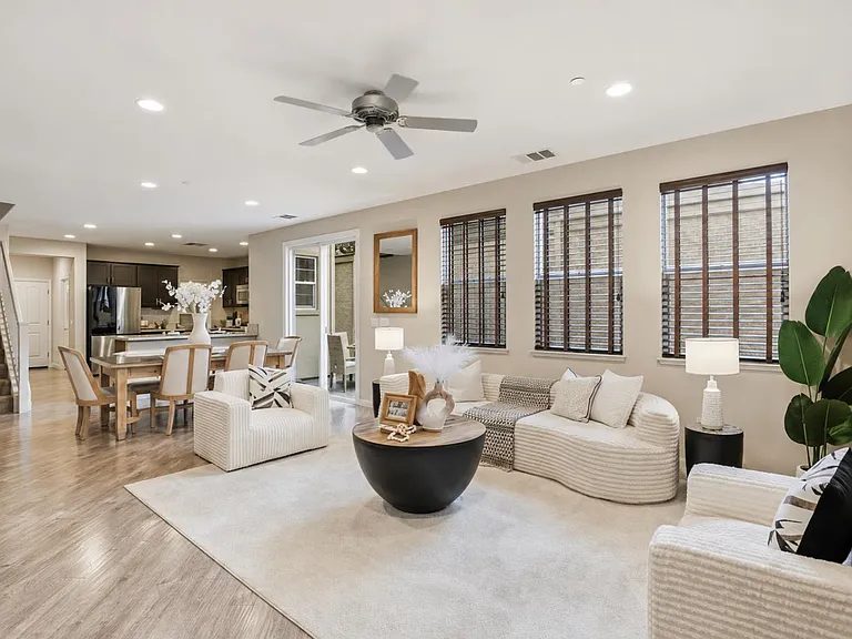 Nhà bán 4 phòng ngủ tại Gilroy, CA - $899,888