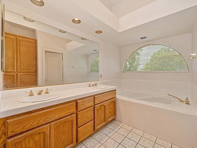 Nhà bán 4 phòng ngủ tại Elk Grove, CA - $630,000 - ảnh 11