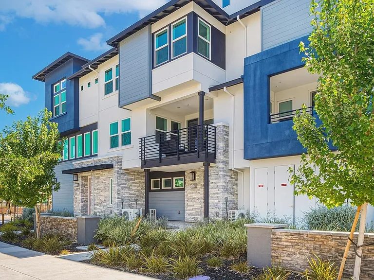 Nhà bán 3 phòng ngủ tại Dublin, CA - $1,090,000